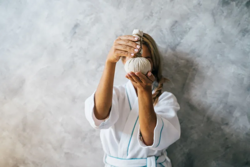 Le cycle féminin comme boussole : harmoniser ses soins aromatiques avec chaque phase hormonale