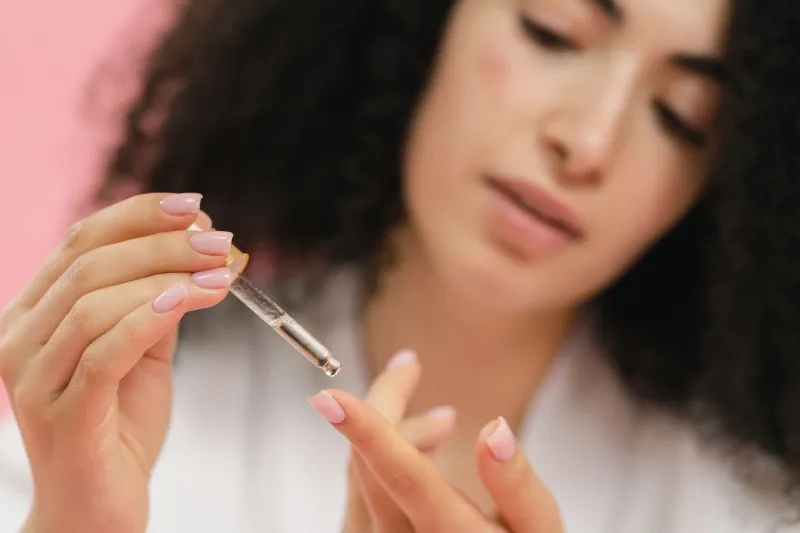 Jeunesse retrouvée : les huiles essentielles comme alternative aromatique aux soins anti-âge conventionnels
