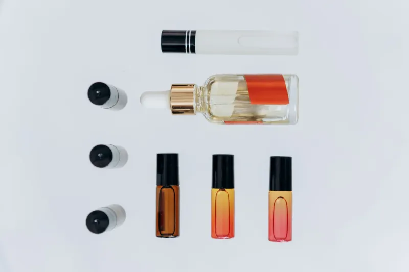 L'art des synergies aromatiques : composer ses propres mélanges d'huiles essentielles avec précision